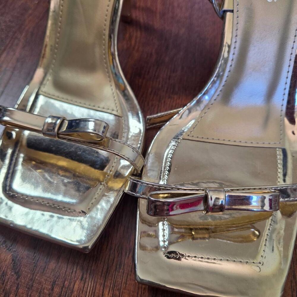 NWOT Glamorous Gold Strappy Barely There Bow Heels - Picture 4 of 9